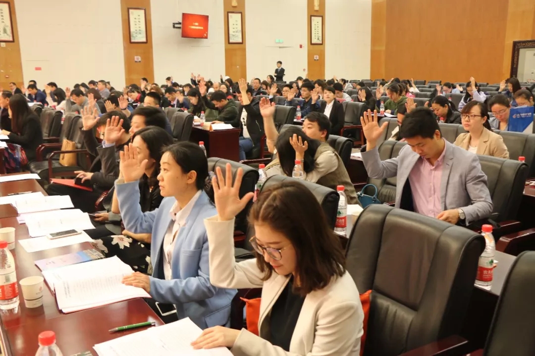 全体代表举手表决-提交审议重要文件-webp.jpg